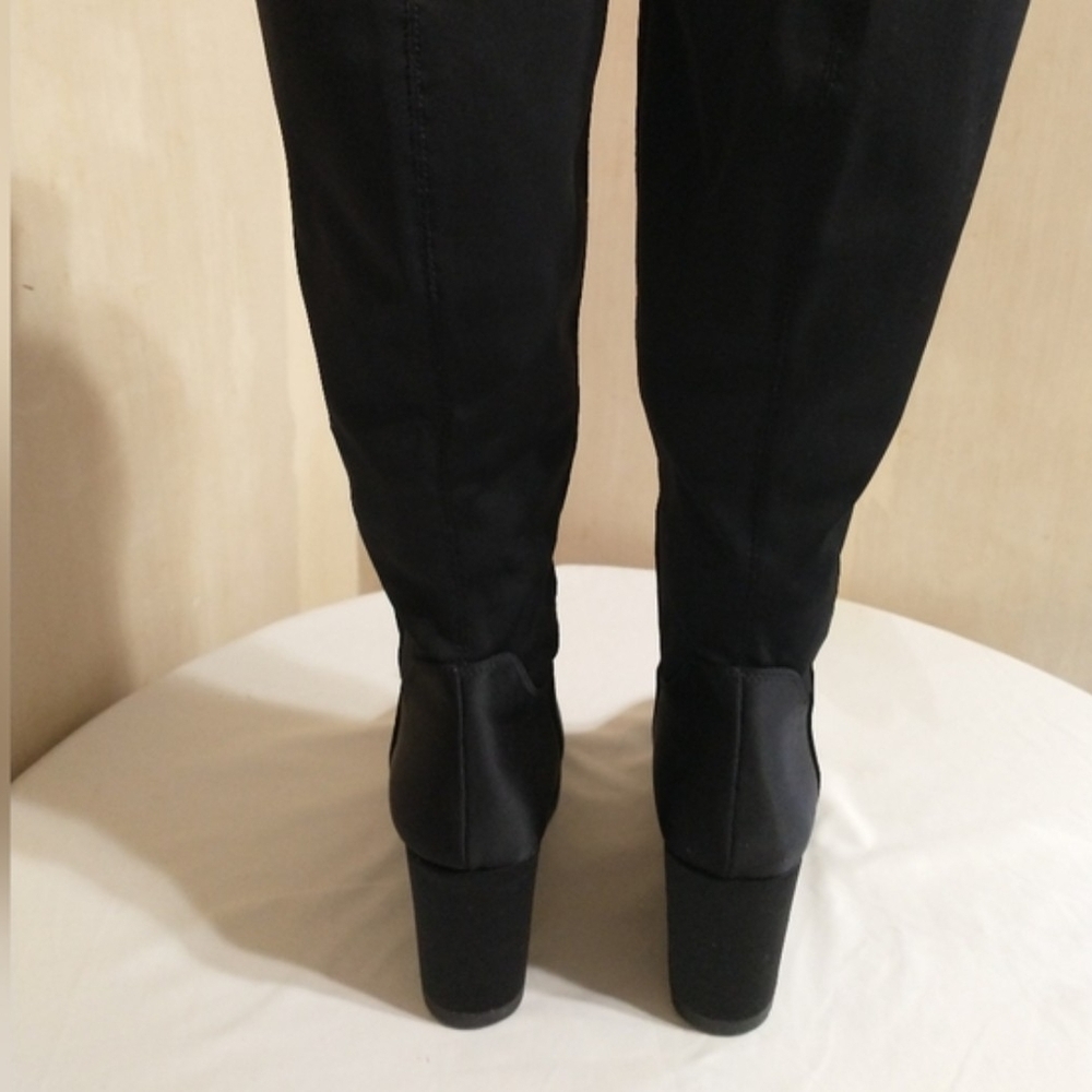 NEW, EXCELLENT CONDITION, Sexy Black Knee-High Wedge Heel Boots!
